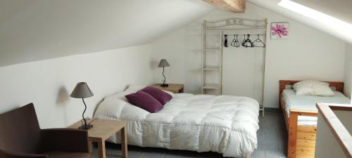 1 dormitorio con cama, escritorio y silla en Vacances à la mer., en Six-Fours-les-Plages
