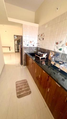 een keuken met een aanrecht en een koelkast bij Kargil Stays- Dedicated 1BHK Flat with Balcony in Bangalore