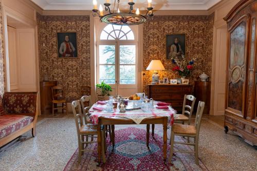 a dining room with a table and chairs at Domaine de Montclair in Pommiers
