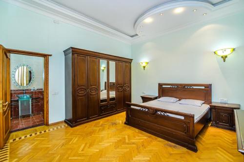 Schlafzimmer mit einem Bett und Holzboden in der Unterkunft Big Apartment Saray in Baku