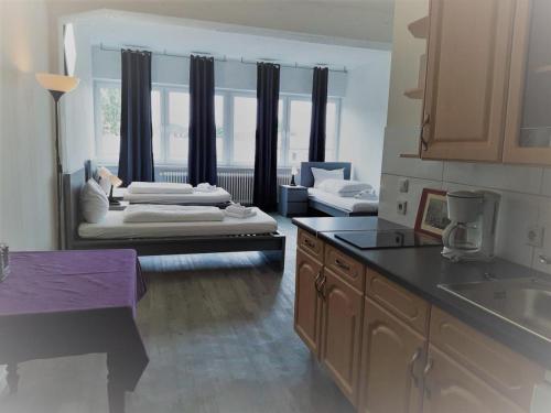 a kitchen with two beds in a room at Mehrbett-Apartment 8 Citynah, einfache Ausstattung in Hamburg