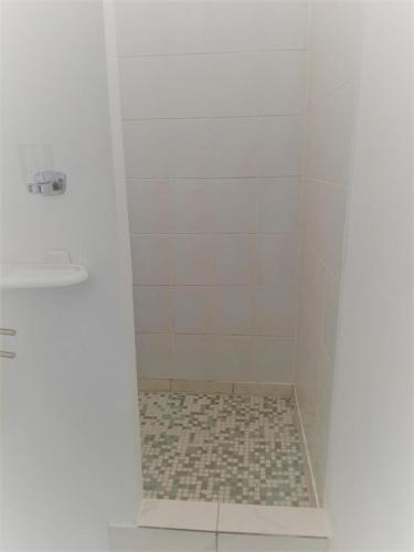 a bathroom with a shower with a tiled floor at Mehrbett-Apartment 8 Citynah, einfache Ausstattung in Hamburg