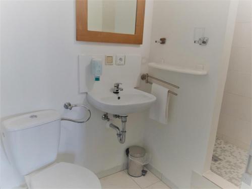 a white bathroom with a toilet and a sink at Mehrbett-Apartment 8 Citynah, einfache Ausstattung in Hamburg