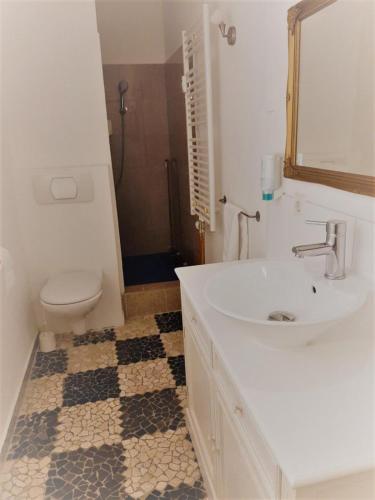 a white bathroom with a sink and a toilet at Mehrbett-Apartment 7 Citynah, einfache Ausstattung in Hamburg