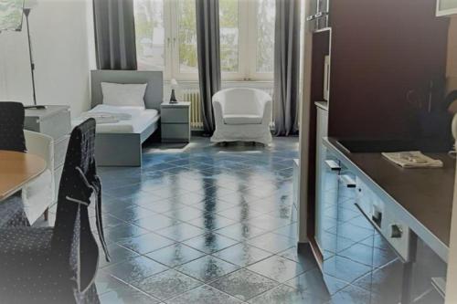 Zimmer mit blauem Fliesenboden und einem Schlafzimmer in der Unterkunft Mehrbett-Apartment 3 Citynah, einfache Ausstattung in Hamburg