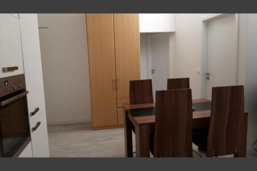 a room with a table and chairs and a kitchen at Apartment 41 Citynah, Bad extern, einfache Ausstattung in Hamburg