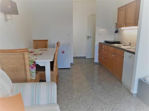 een keuken met een tafel en een keuken met een wastafel bij Mehrbett-Apartment 2 Citynah, einfache Ausstattung in Hamburg