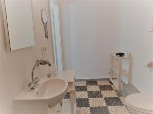 a bathroom with a sink and a toilet at Mehrbett-Apartment 2 Citynah, einfache Ausstattung in Hamburg