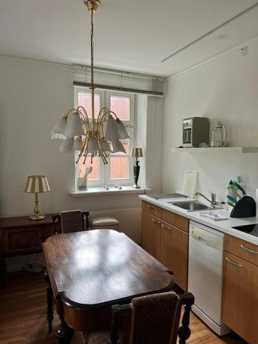 a kitchen with a wooden table and a dining room at Studio-Apartment 25 am Saseler Markt Retro-Love in Hamburg