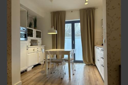 a kitchen with a table and chairs in a room at Studio- Apartment Hirschwiese 52 "cozy" für zwei in Hamburg