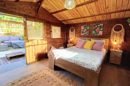 ein Schlafzimmer mit einem Bett in einem Holzzimmer in der Unterkunft Finca Don Pedro in Santa Cruz de Tenerife