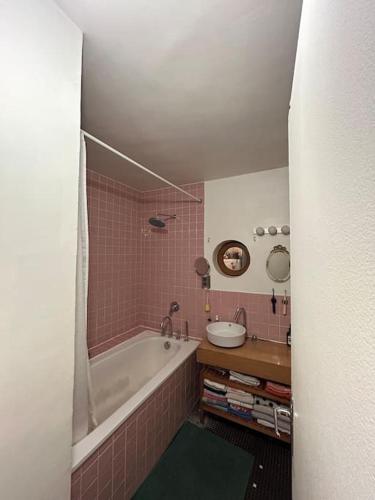 une salle de bain avec une baignoire et un lavabo dans l'établissement Appartement familial (idéal JO 2024), à Montreuil