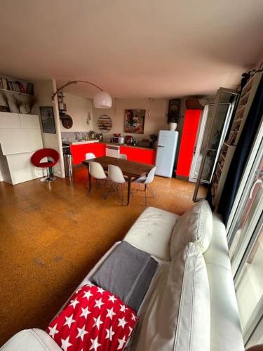 un salon avec un canapé blanc et une table dans l'établissement Appartement familial (idéal JO 2024), à Montreuil