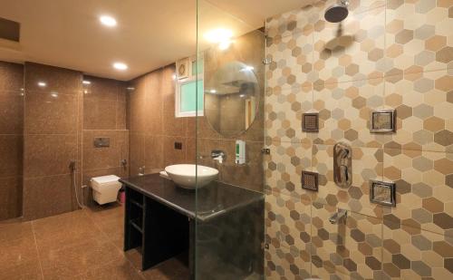y baño con lavabo y ducha. en Hotel Ganga Ratan, en Agra