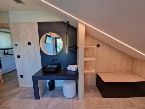 Castrelo de Miño的住宿－Casa do Barqueiro CAIÑO，浴室设有黑色水槽和镜子