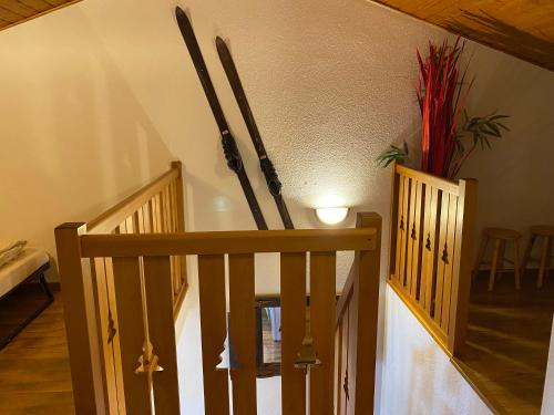 ein Zimmer mit Skiern an der Wand neben einer Treppe in der Unterkunft Eden sur les pistes avec vue panoramique sur la vallée in La Joue du Loup