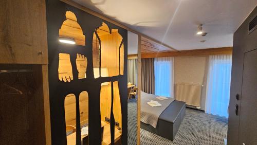 una habitación de hotel con puerta a un dormitorio en Rezidence Alpina - Apartmán 15 en Špindlerův Mlýn