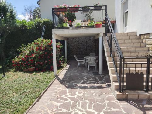 a patio with a table and a balcony with flowers at Studio privé dans maison in Le Plessis-Trévise