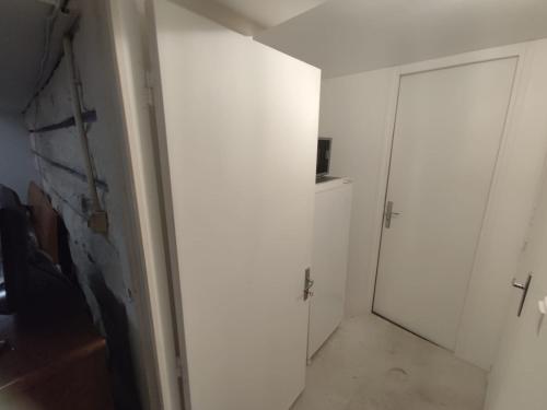 a white room with a door and a room with a door at Studio privé dans maison in Le Plessis-Trévise