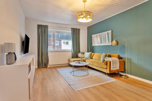 a living room with a couch and a table at Villa trifft Zeche by Cordis Sky für bis zu 7 Personen 5 Minuten zur Messe Essen und zum Hauptbahnhof Essen in Essen