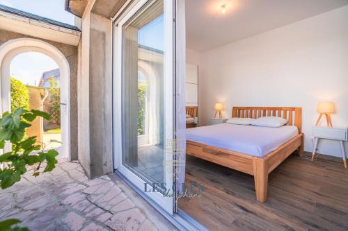 - une chambre avec un lit et une grande fenêtre dans l'établissement BOURDONNAIS - Maison Indépendante 6 personnes proche mer, à Le Touquet-Paris-Plage