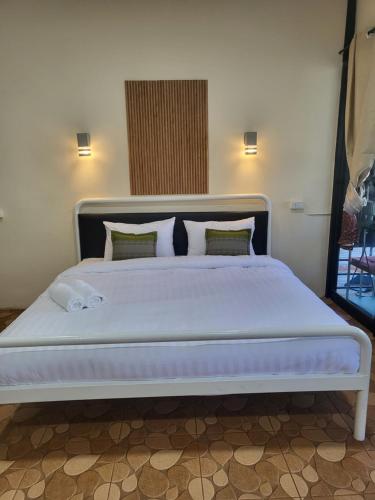 1 dormitorio con 1 cama grande con sábanas y almohadas blancas en River Pool Villa 