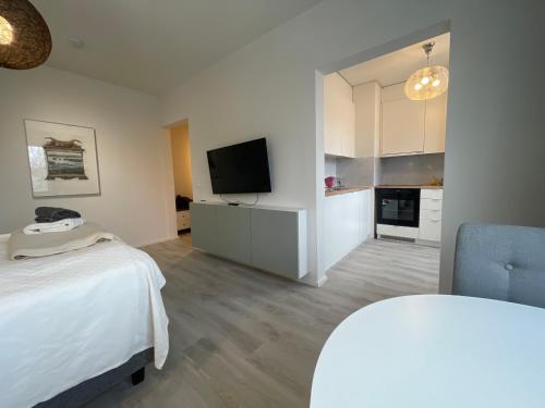 um quarto com uma cama e uma televisão num quarto em Roomvantaa em Vantaa