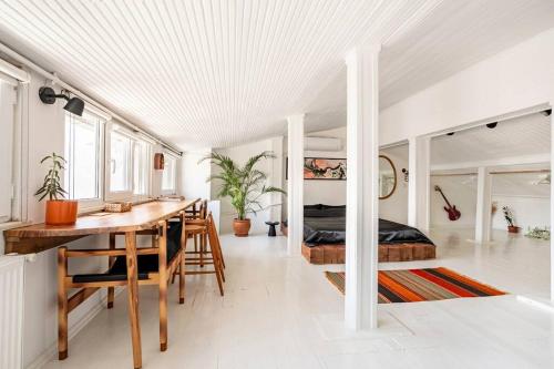 1 dormitorio con mesa y 1 cama en una habitación en White Studio Near To Istiklal Street With Sea View, en Estambul