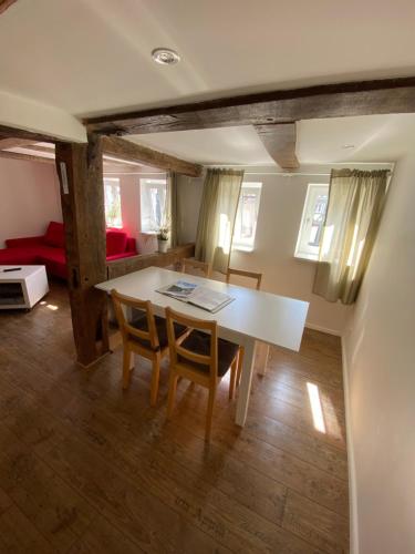 eine Küche und ein Esszimmer mit einem Tisch und Stühlen in der Unterkunft Ferienwohnung-Goldener Winkel in Holzminden