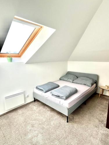 Кровать или кровати в номере Chill apartman