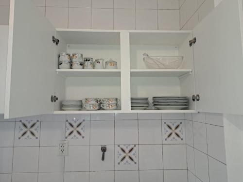 ein weißer Schrank mit Tellern und Tassen darin in der Unterkunft 2BR Familiar en Palermo Hollywood Bs As in Buenos Aires