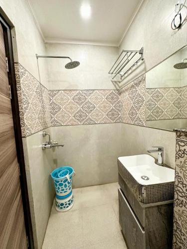 Un baño de Hotel The Heera Divine