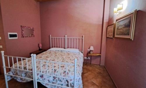 a bedroom with a white bed in a room at Agriturismo Colle delle Stelle in Mergo