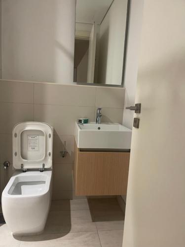 ein Bad mit einem WC und einem Waschbecken in der Unterkunft The Bridges Abu Dhabi Holiday Homes in Abu Dhabi