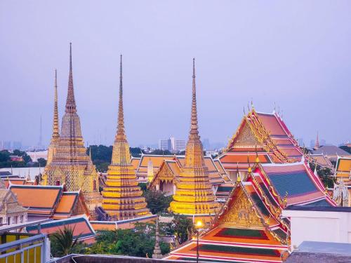 un grupo de pagodas en la parte superior de un edificio en RALPH Bangkok en Bangkok