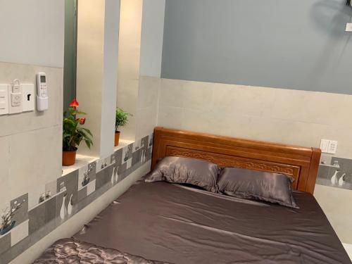 Un pat sau paturi într-o cameră la Nhà nghỉ Quốc Khánh