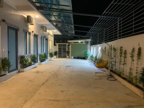 un corridoio vuoto di un edificio con piante di Nhà nghỉ Quốc Khánh a Dồng Xoài