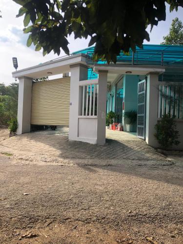 ein Gebäude mit einer Garage mit einer Tür in der Unterkunft Nhà nghỉ Quốc Khánh in Dồng Xoài