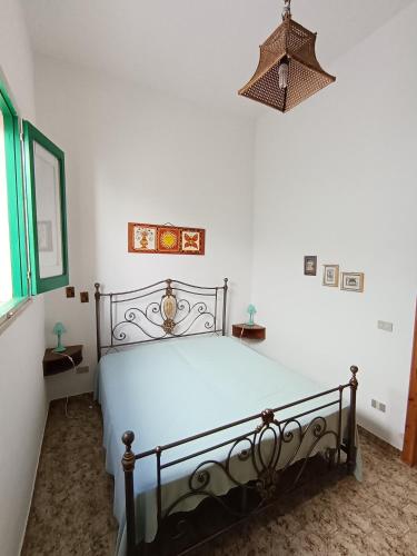 ein Schlafzimmer mit einem großen weißen Bett in einem Zimmer in der Unterkunft Appartamento vista mare a 10 minuti da Castro Marina in Andrano