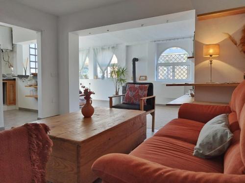 sala de estar con sofá y mesa de centro en La Casa de Piedra a orillas del mar, en Vejer de la Frontera