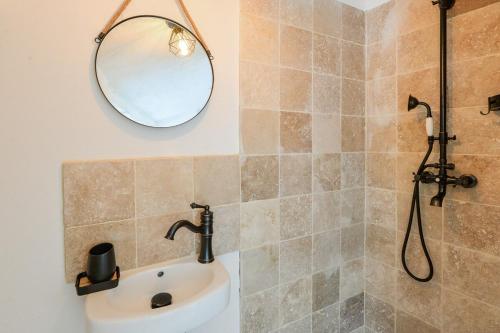 y baño con lavabo y espejo. en Superbe appartement Saint Paul de Vence 4P en Saint-Paul-de-Vence