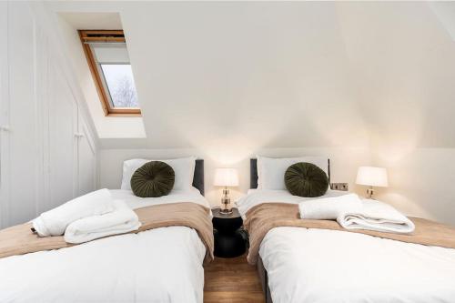 2 łóżka pojedyncze w pokoju z 2 lampami w obiekcie Tranquil Riverfront Oasis at High Bridge Court w mieście Knaresborough