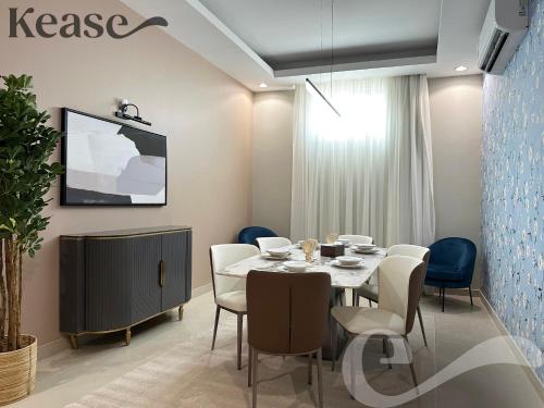 Kease Al-Mutamarat A-18 Timeless History AX96 في الرياض: غرفة طعام مع طاولة وكراسي وتلفزيون