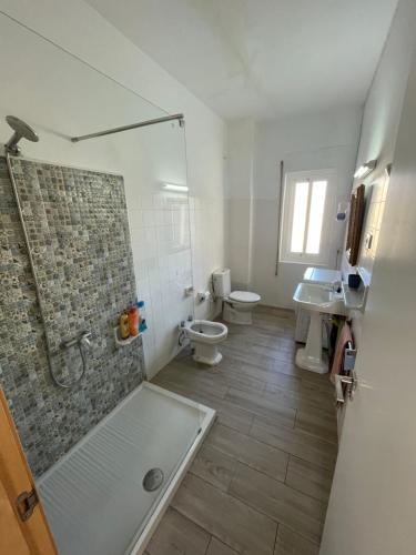 een badkamer met een douche, een toilet en een wastafel bij APARTAMENTO PRIMERA LINEA PLAYA in San Pedro del Pinatar