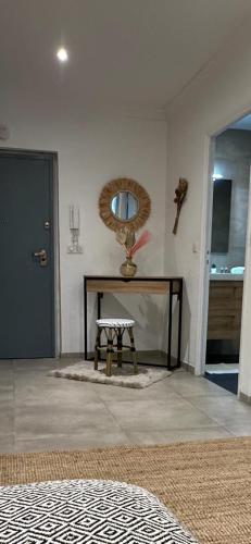 Cette chambre comprend un banc et un miroir mural. dans l'établissement Grand Studio Cosy Cannes Centre, à Cannes