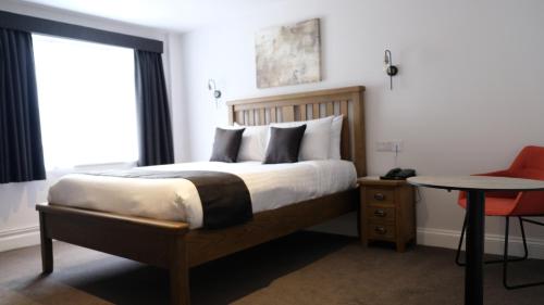 Ένα ή περισσότερα κρεβάτια σε δωμάτιο στο Best Western Priory Hotel