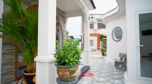 a hallway with two potted plants in a building at BA DŨNG VILLA COFFEE - ĐẢO PHÚ QUÝ - Bình Thuận in Cu Lao Thu