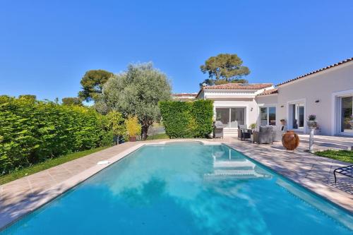une piscine dans l'arrière-cour d'une maison dans l'établissement 10mn de Cannes, villa entière de 150m2., au Cannet
