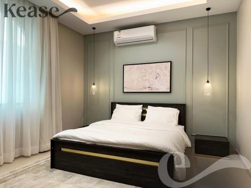 Kease Al-Mutamarat A-11 Timeless History XZ21 في الرياض: غرفة نوم بسرير كبير مع شراشف بيضاء