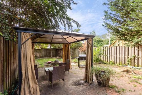 Zahrada ubytování Beautiful 3BR 2BA Colonial House by CozySuites